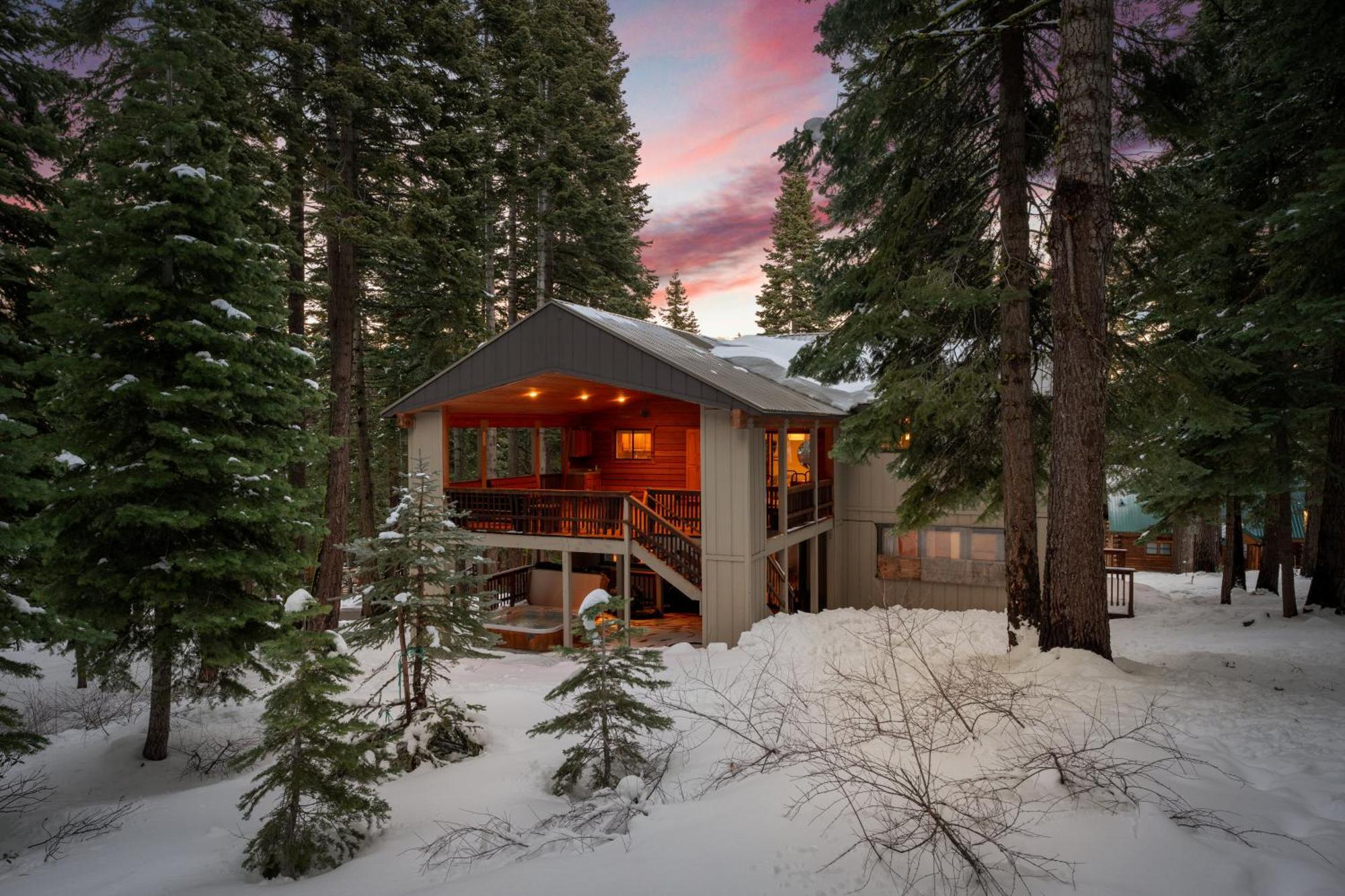 The Pinecrest Retreat- 10 Mins To Northstar! Hot Tub, Large Deck, Views, And Games Villa ทาโฮวิสตา ภายนอก รูปภาพ