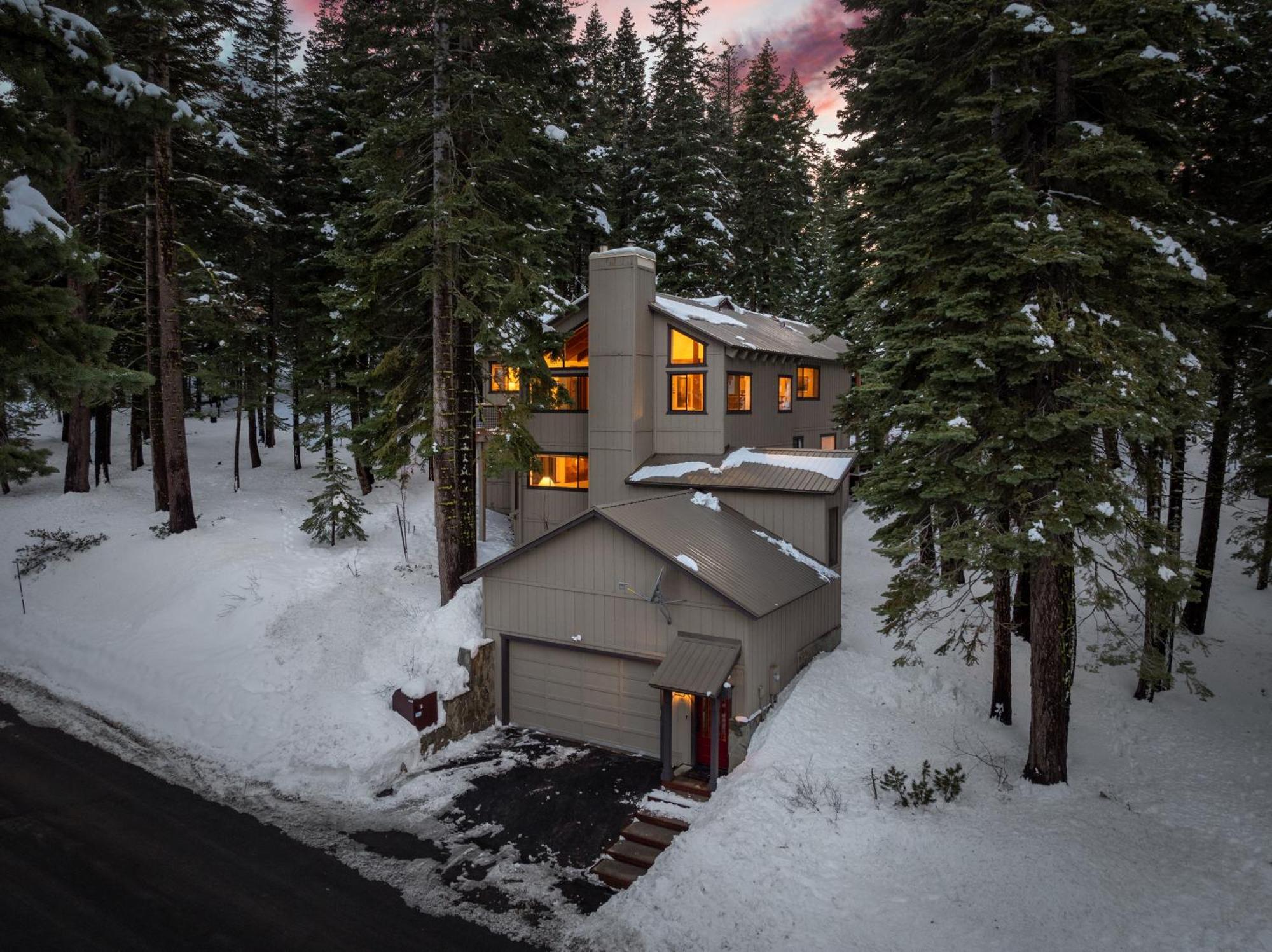 The Pinecrest Retreat- 10 Mins To Northstar! Hot Tub, Large Deck, Views, And Games Villa ทาโฮวิสตา ภายนอก รูปภาพ