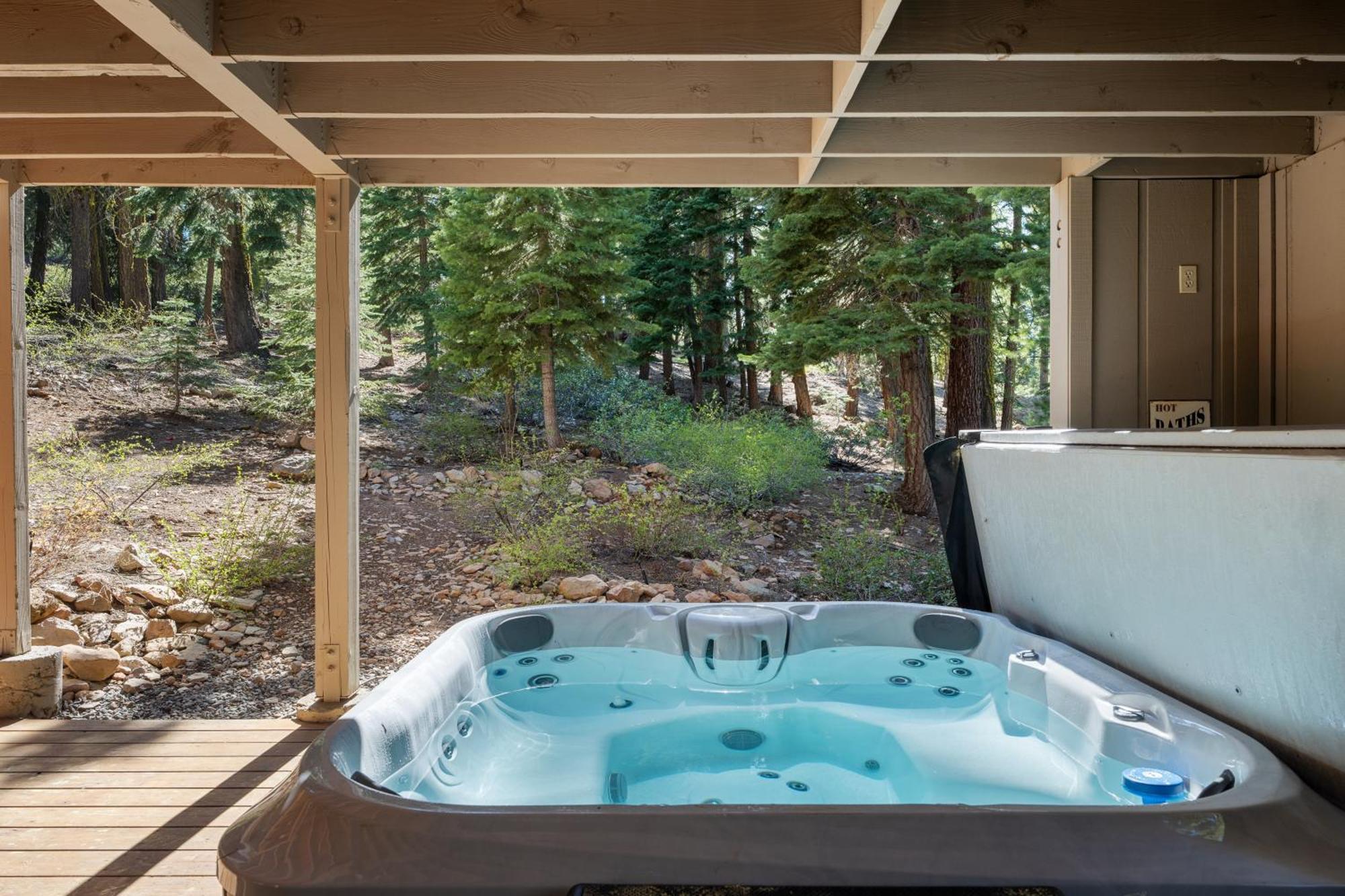 The Pinecrest Retreat- 10 Mins To Northstar! Hot Tub, Large Deck, Views, And Games Villa ทาโฮวิสตา ภายนอก รูปภาพ